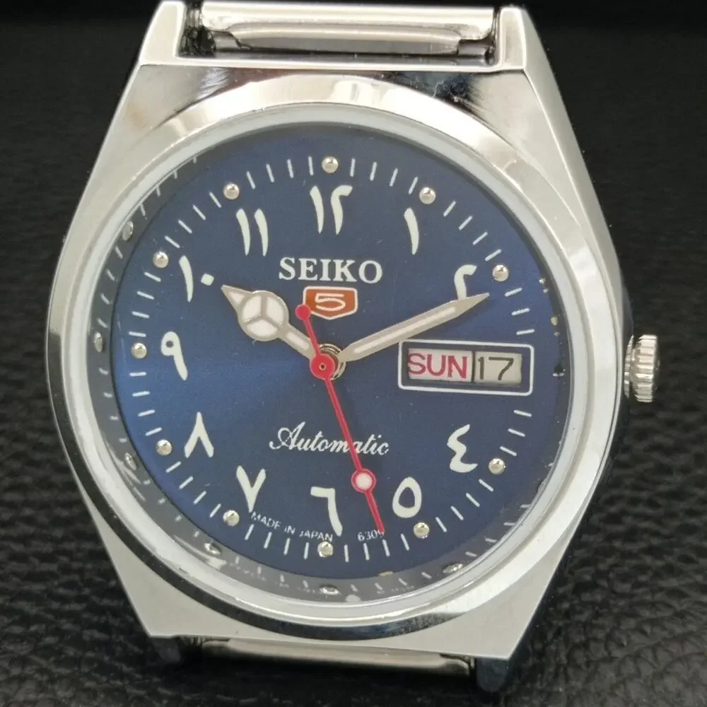 Vintage 1975 Seiko Automatic Mens Silver Watch W/daydate & Red accents